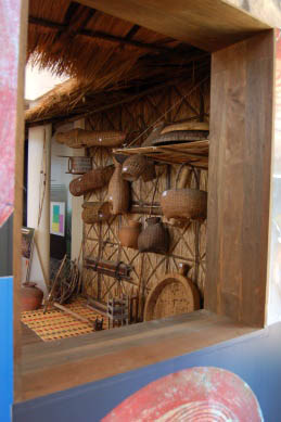 The part of wall that presents the ancient objects excavated in the site